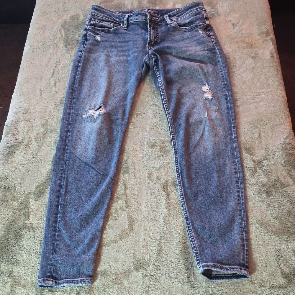 Silver "Suki Super Skinny" Blue Distressed Jeans. Size 29 Waist / 29 Length